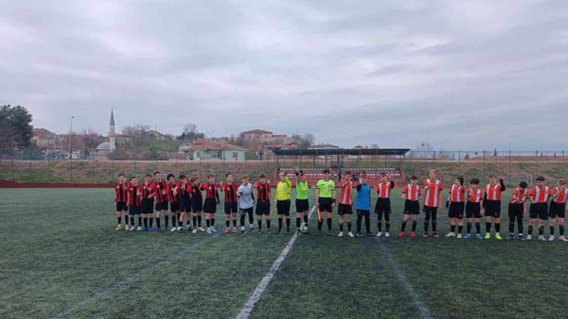 Okullar arası oynanan futbol maçında okul futbol takımımız Mehmet Ruşen Ortaokulunu 5- 1 yenmiştir.